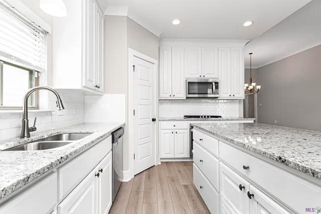 $299,900 | 28048 Memorial Lane, Denham Springs, LA 70726