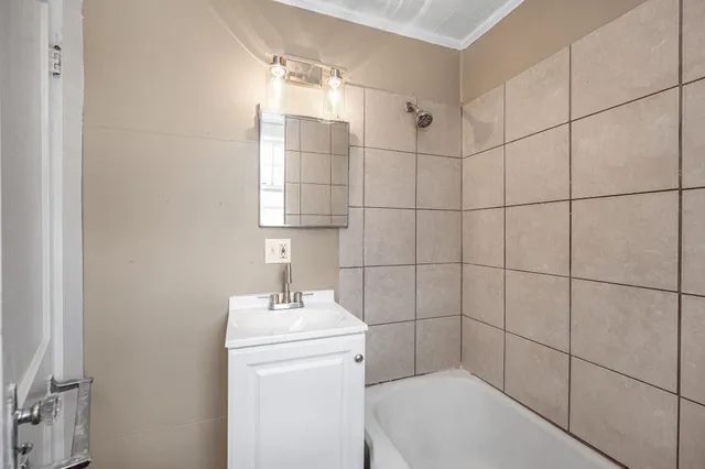 $2,125 | 247 Spruce Street, Unit 2, Manchester, NH 03103