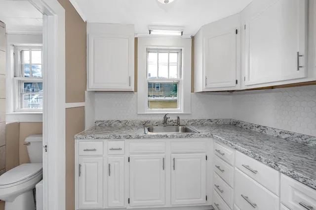 $2,125 | 247 Spruce Street, Unit 2, Manchester, NH 03103