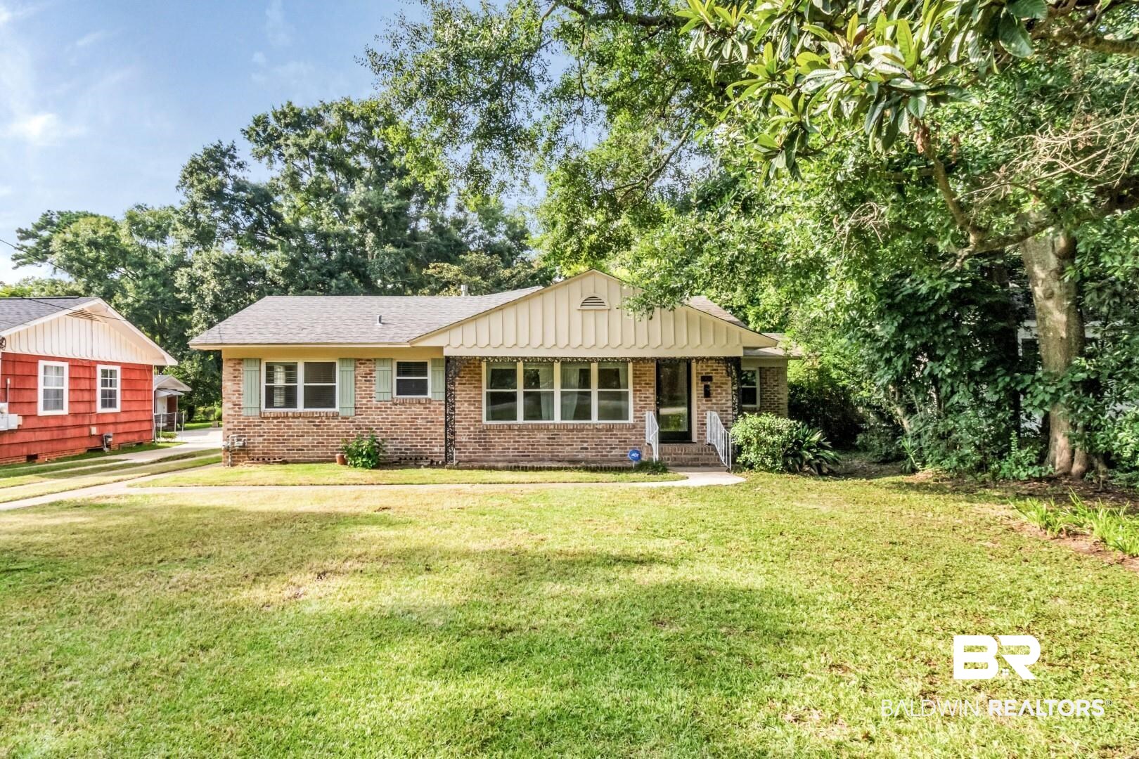 1906 Old Shell Road Mobile, AL 36607 - Photo 2 of 26 Ranch-style house featuring a front yard