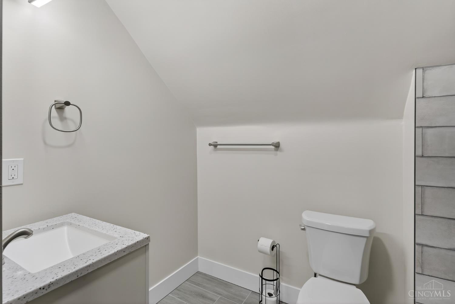 6615 Merwin Avenue Cincinnati, OH 45227 - Photo 31 of 40