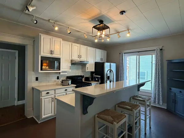a view of livingroom with furniture