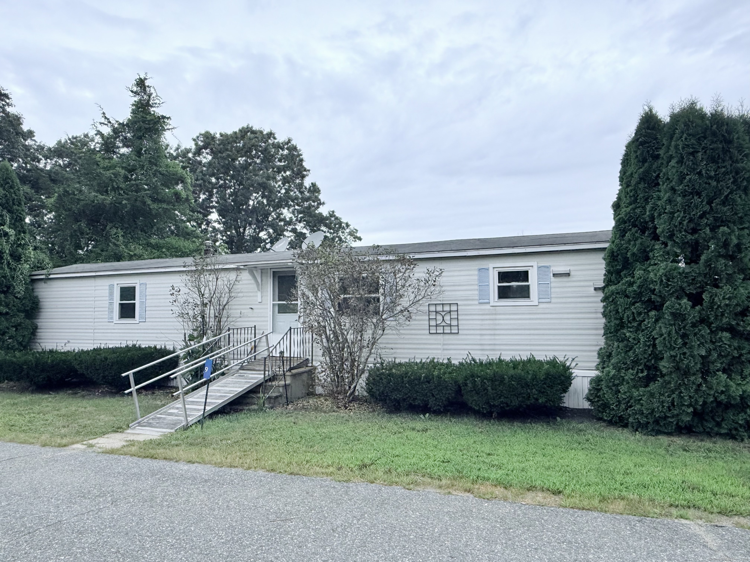 a view of a house with backyard and a garden