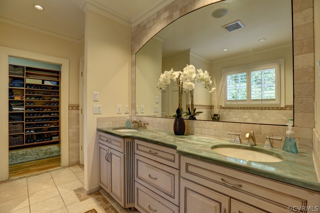 201 Wakefield Road Richmond, VA 23221 - Photo 14 of 24 Master Bath Vanity - Tub & Vanity Area – 9&