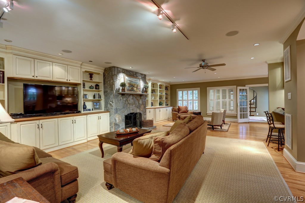 201 Wakefield Road Richmond, VA 23221 - Photo 5 of 24 Great Room - 18’10” X 31’10&#