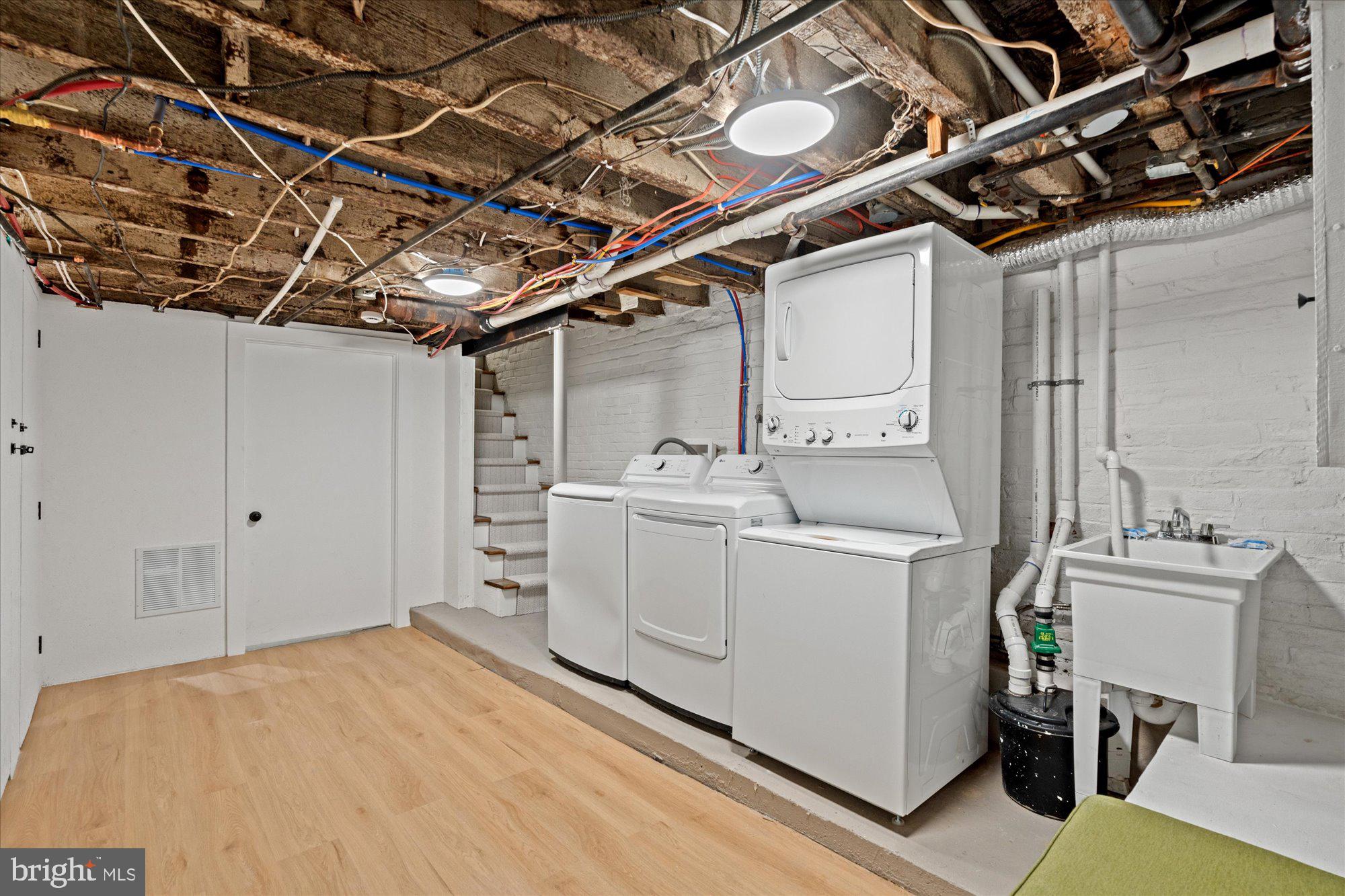 524 Queen Street Alexandria, VA 22314 - Photo 35 of 64 a utility room with dryer and washer