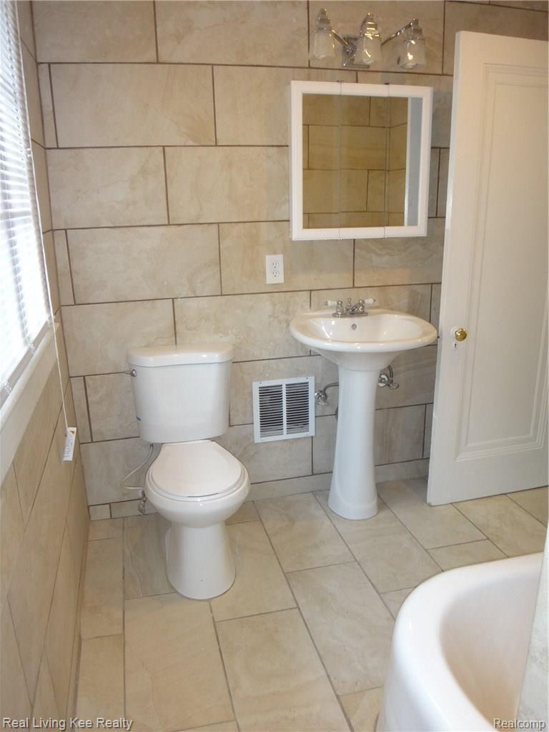 5220 Yorkshire Road Detroit, MI 48224 - Photo 17 of 28 Completed remodeled bathroom