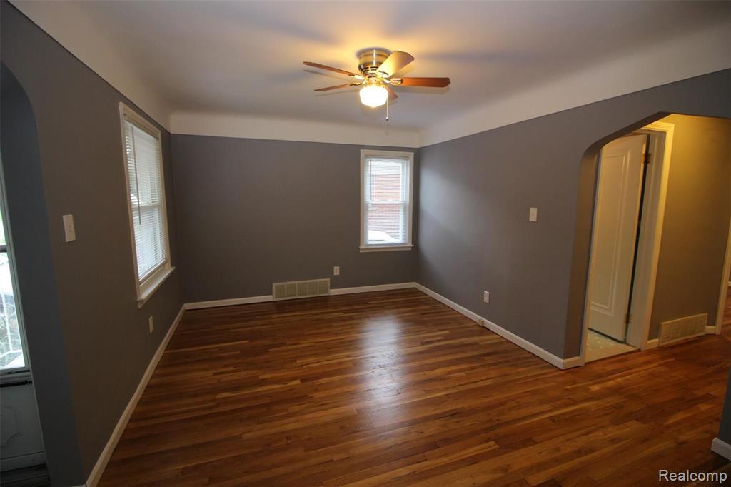 24080 Colgate Street Dearborn Heights, MI 48125 - Photo 8 of 32