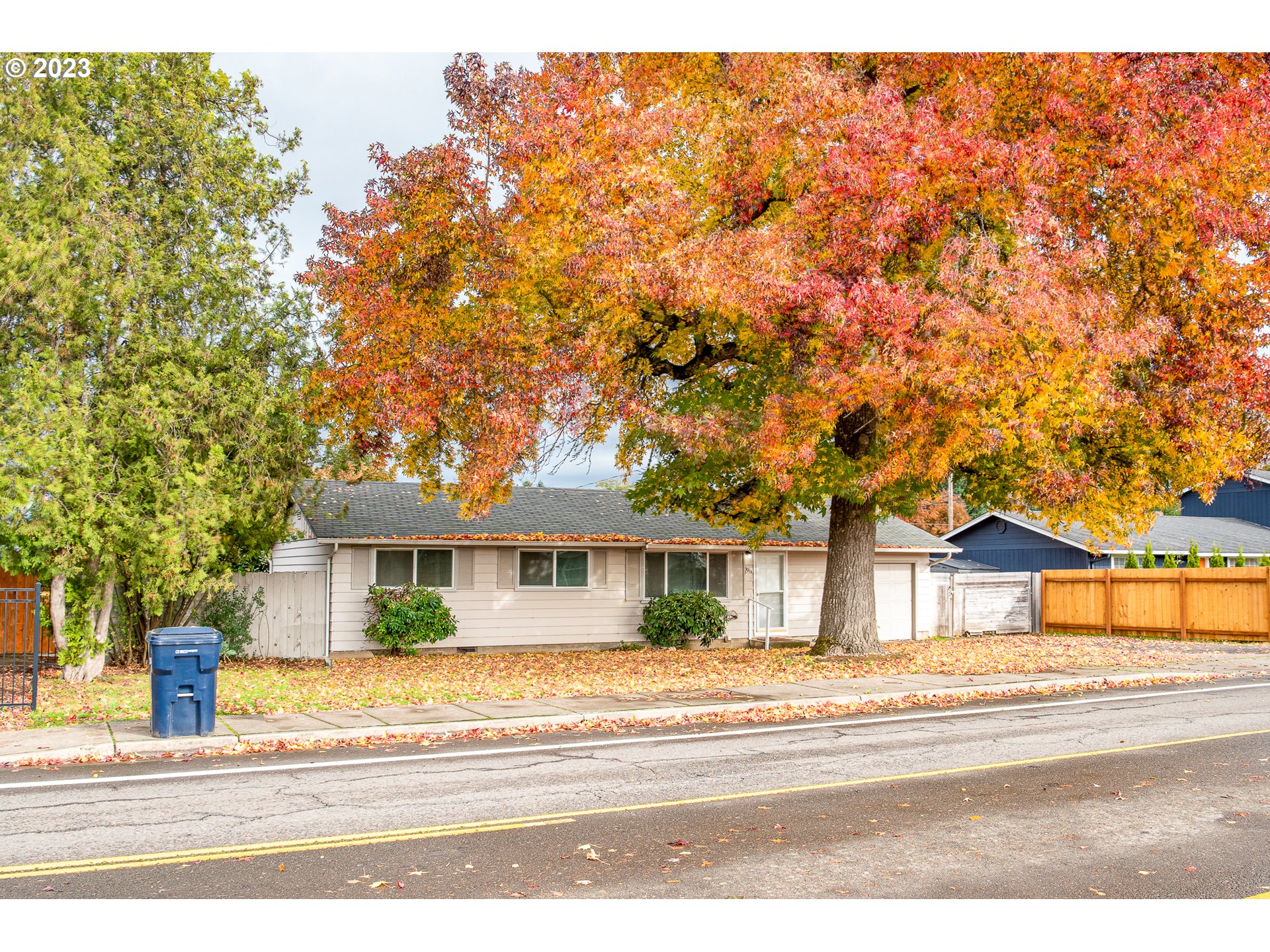 3944 Jasper Road Springfield, OR 97478 - Photo 23 of 25 a view of a house with a outdoor space