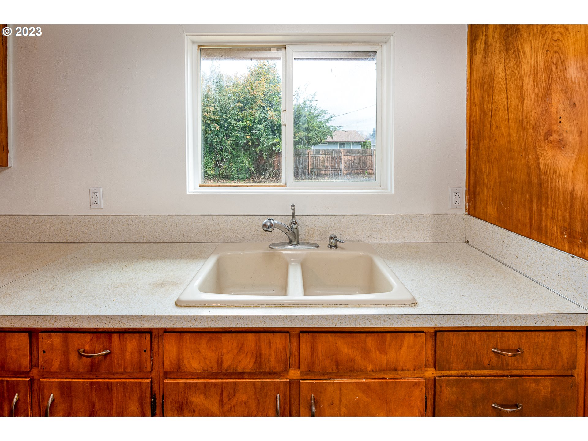 3944 Jasper Road Springfield, OR 97478 - Photo 10 of 25 a bathroom with a sink and a window