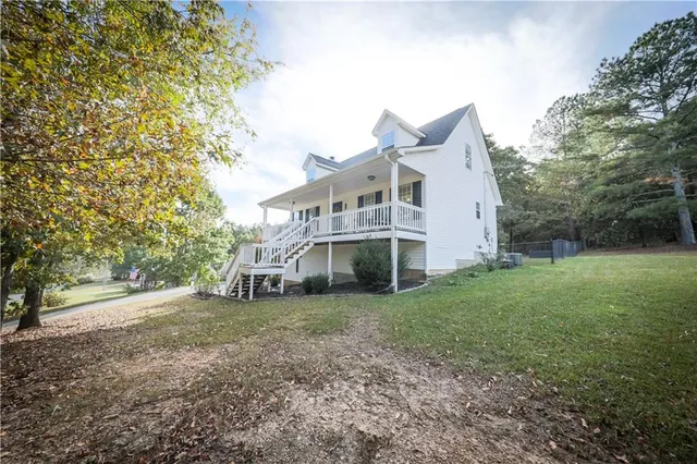 a view of a house with a yard