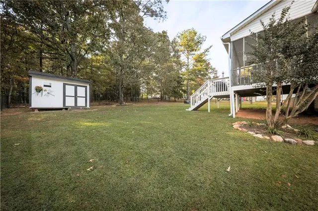 a view of a house with backyard