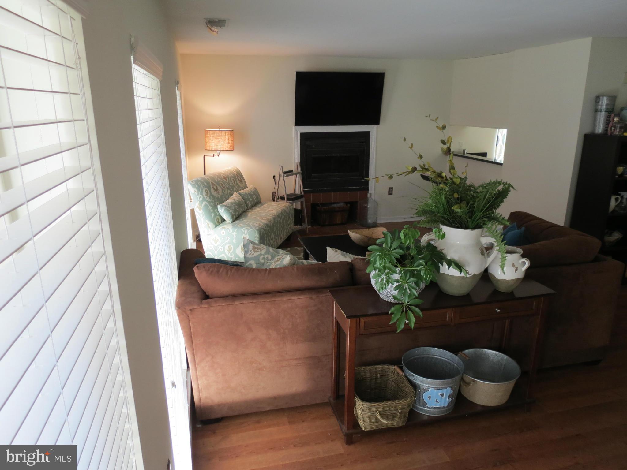 544 South Charles Street, Unit R75 Baltimore, MD 21230 - Photo 7 of 18 Living Room
