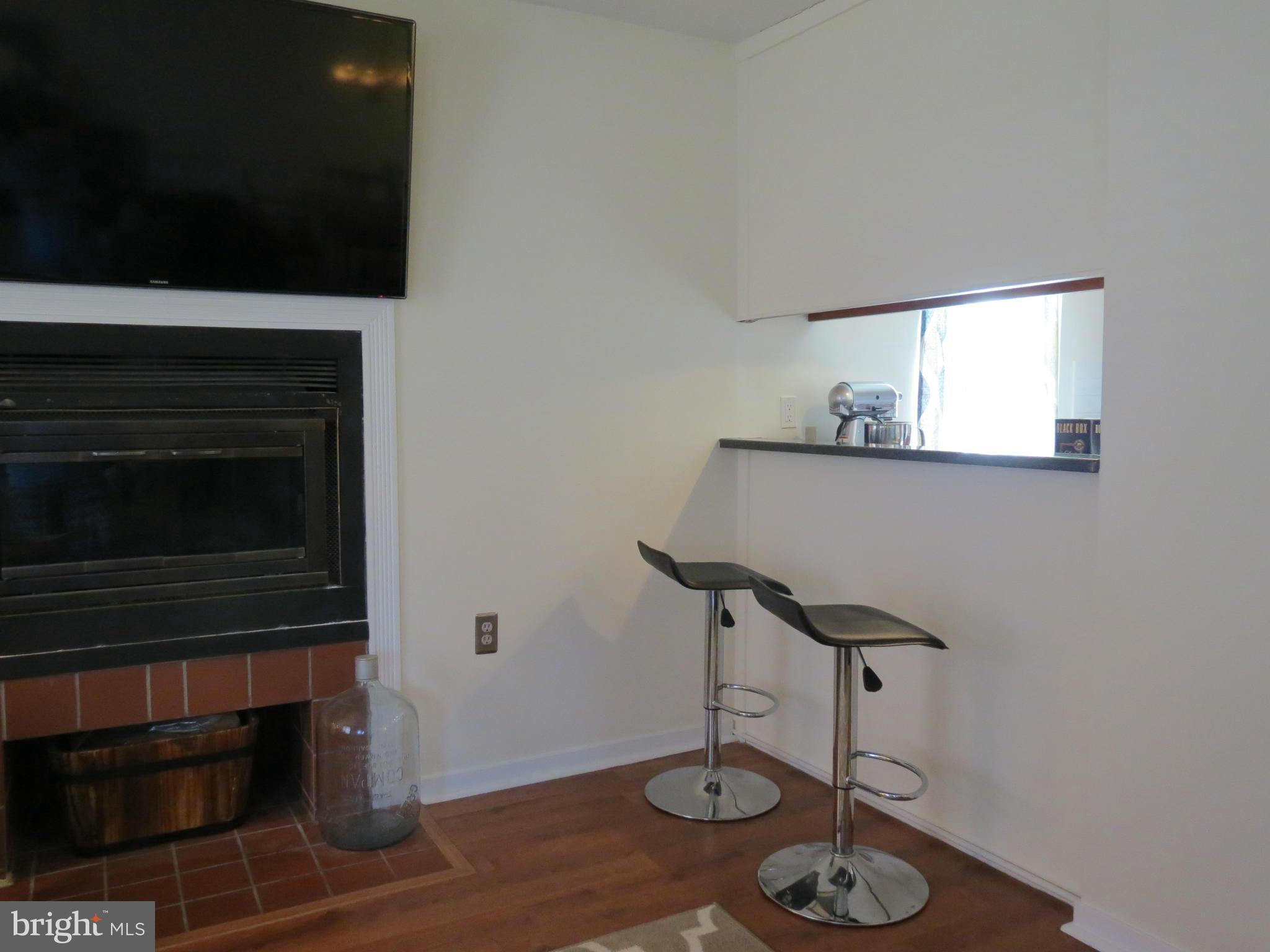544 South Charles Street, Unit R75 Baltimore, MD 21230 - Photo 9 of 18 Fireplace / Breakfast Bar