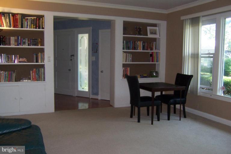 6105 Benhurst Road Baltimore, MD 21209 - Photo 4 of 14 Living Room