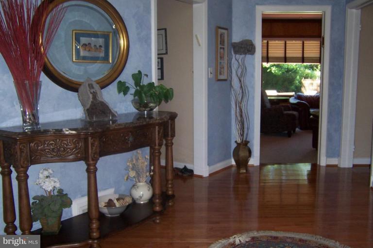 6105 Benhurst Road Baltimore, MD 21209 - Photo 6 of 14 Entrance / Foyer