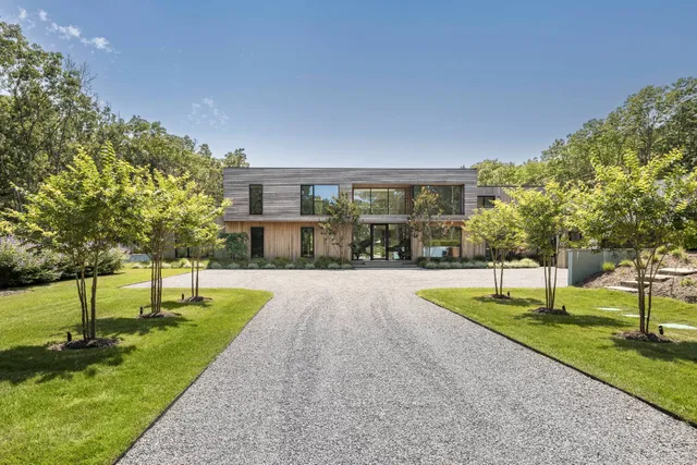 $300,000 | 220 2 Holes Water Road, East Hampton, NY 11937