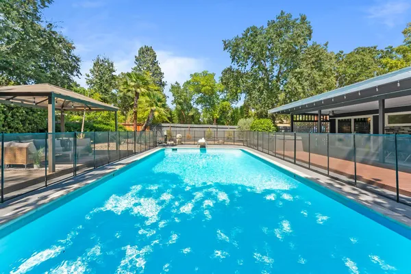 a view of a backyard