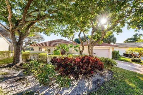 $875,000 | 39 Hampshire Lane, Boynton Beach, FL 33436
