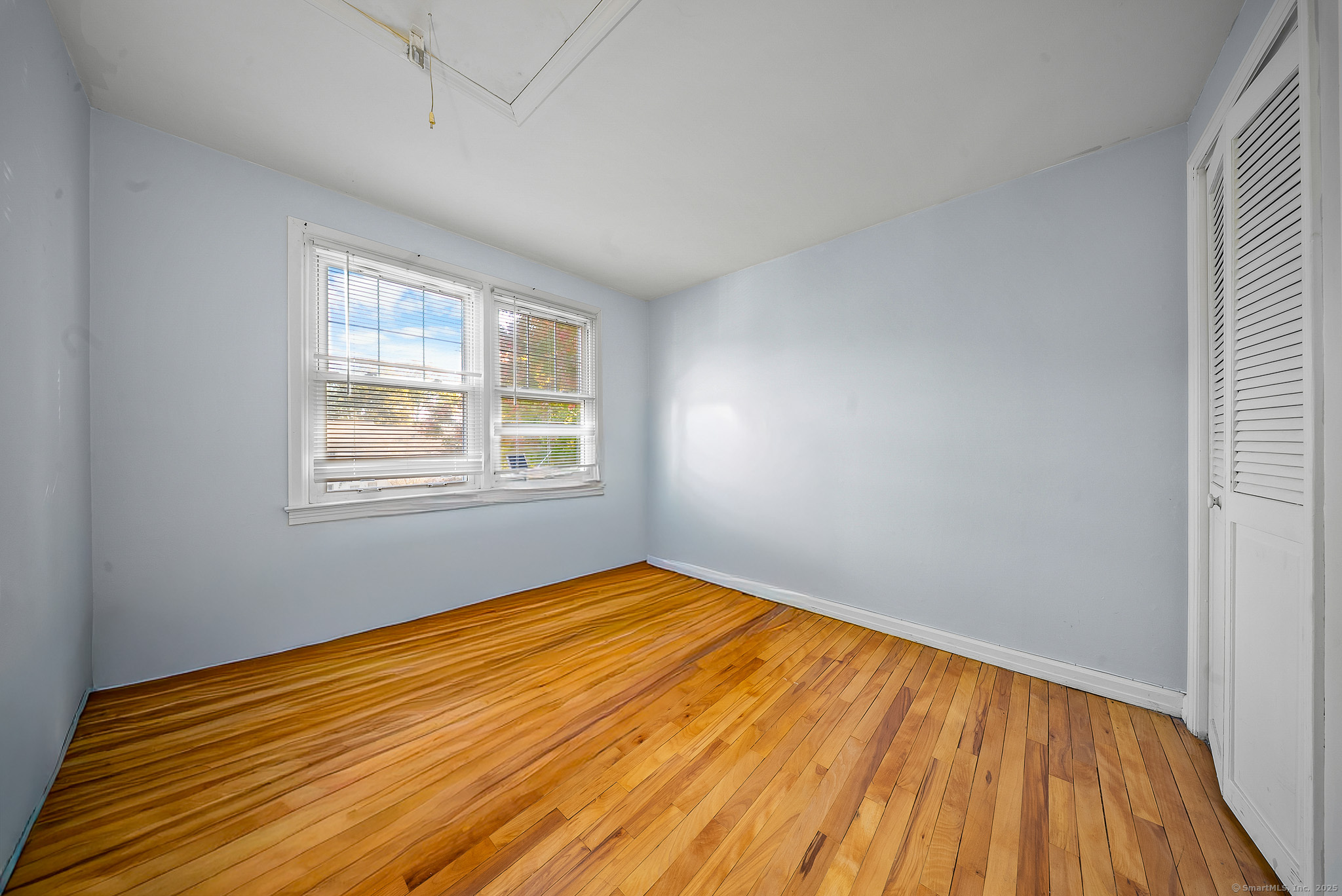 274 Sylvan Knoll Road Stamford, CT 06902 - Photo 5 of 21 a view of empty room with wooden floor and fan