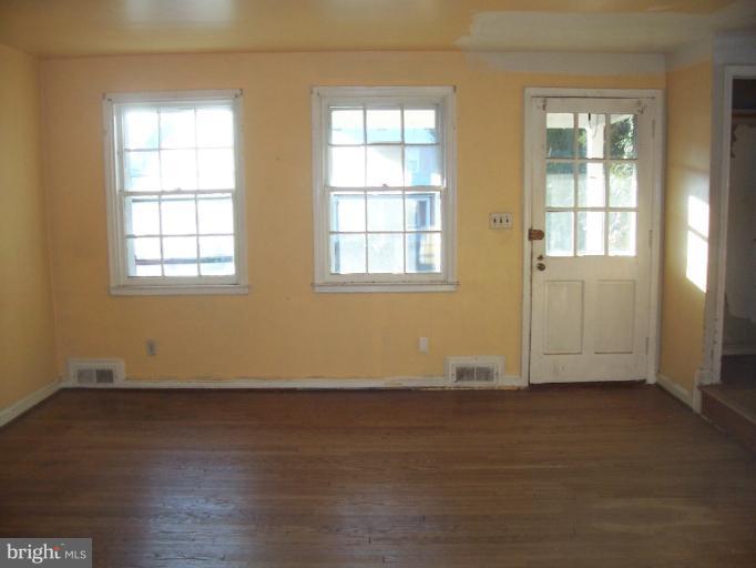 1310 Kitmore Road Baltimore, MD 21239 - Photo 3 of 18 Living Room