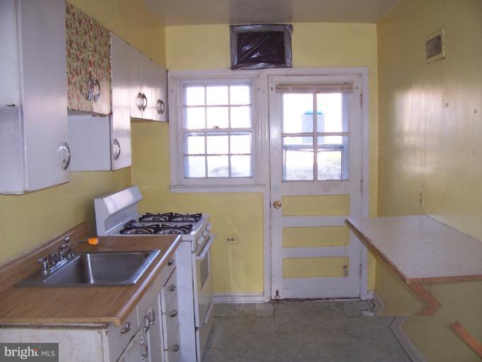 1310 Kitmore Road Baltimore, MD 21239 - Photo 4 of 18 Kitchen