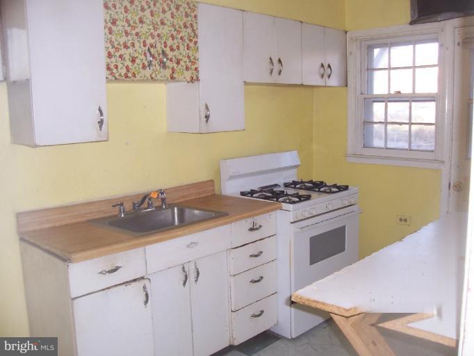 1310 Kitmore Road Baltimore, MD 21239 - Photo 8 of 18 Kitchen