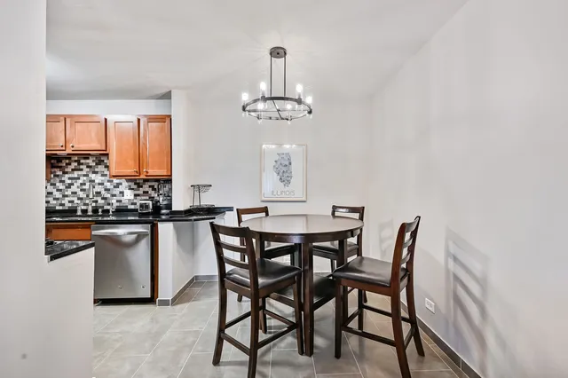 $145,000 | 14 A Kingery Quarter, Unit 204, Willowbrook, IL 60527