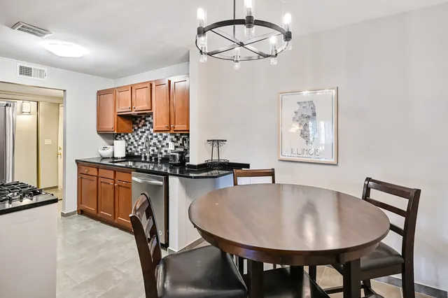 $145,000 | 14 A Kingery Quarter, Unit 204, Willowbrook, IL 60527