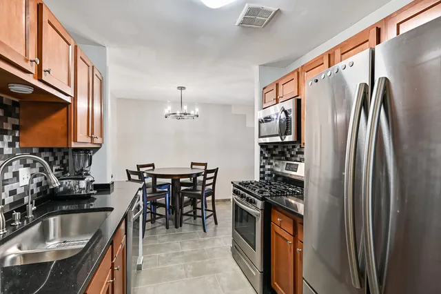 $145,000 | 14 A Kingery Quarter, Unit 204, Willowbrook, IL 60527