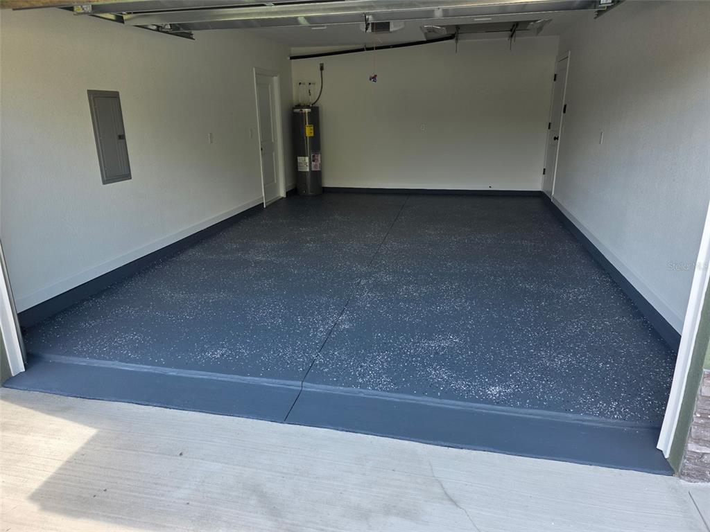 820 Redwood Road Dunnellon, FL 34431 - Photo 18 of 28 a view of a garage