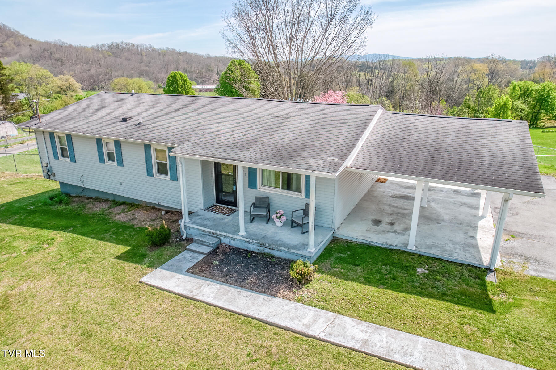 797 Muddy Creek Road Piney Flats, TN 37686 - Photo 4 of 48 797 Muddy Creek Rd-3