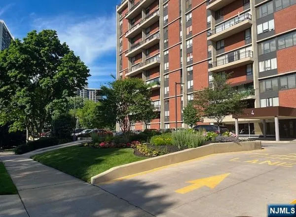 $299,999 | 4 Horizon Road, Unit 1207, Fort Lee, NJ 07024
