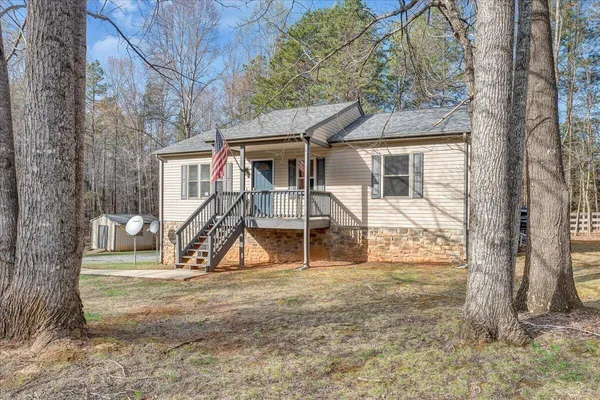 a view of a house with backyard
