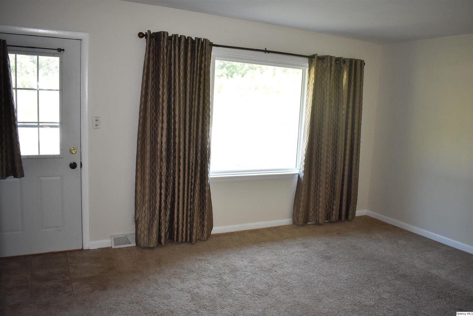 5730 Gardner Expressway Quincy, IL 62305 - Photo 11 of 17 an empty room with windows