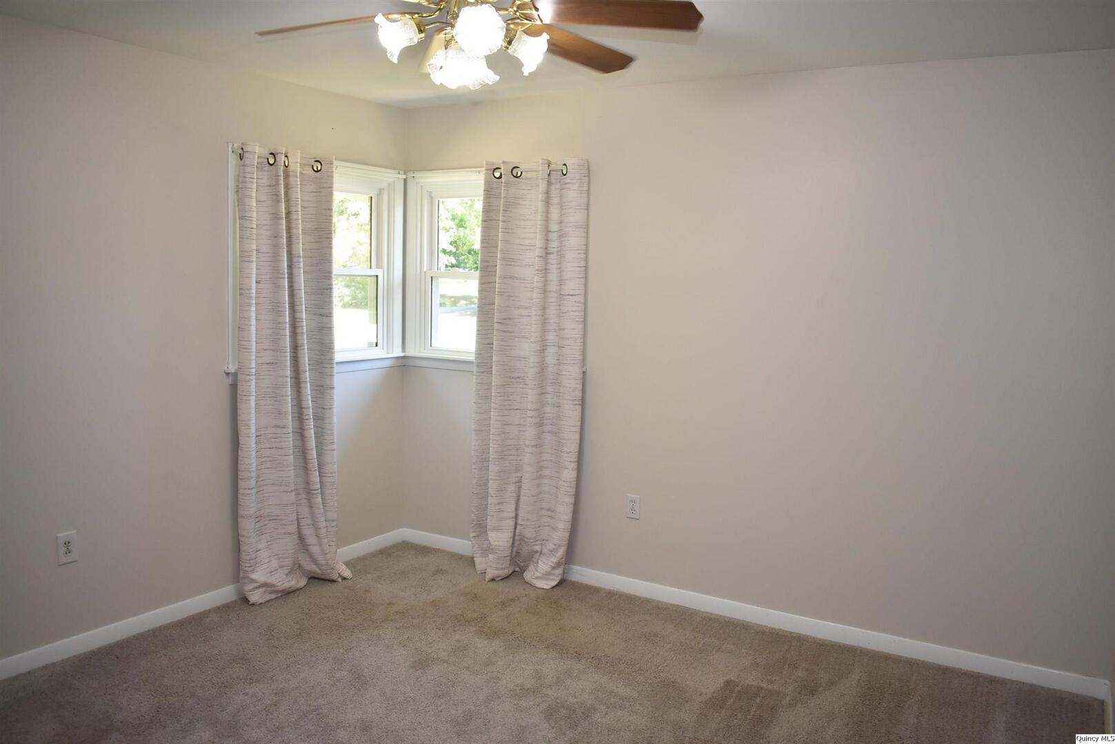 5730 Gardner Expressway Quincy, IL 62305 - Photo 13 of 17 an empty room with a window