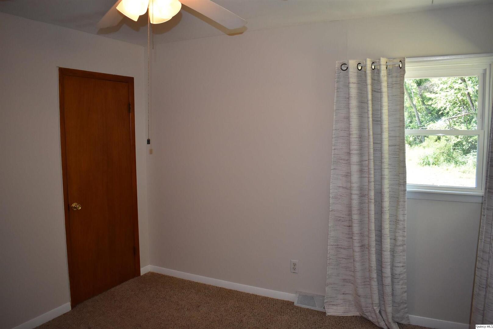 5730 Gardner Expressway Quincy, IL 62305 - Photo 14 of 17 an empty room with a window