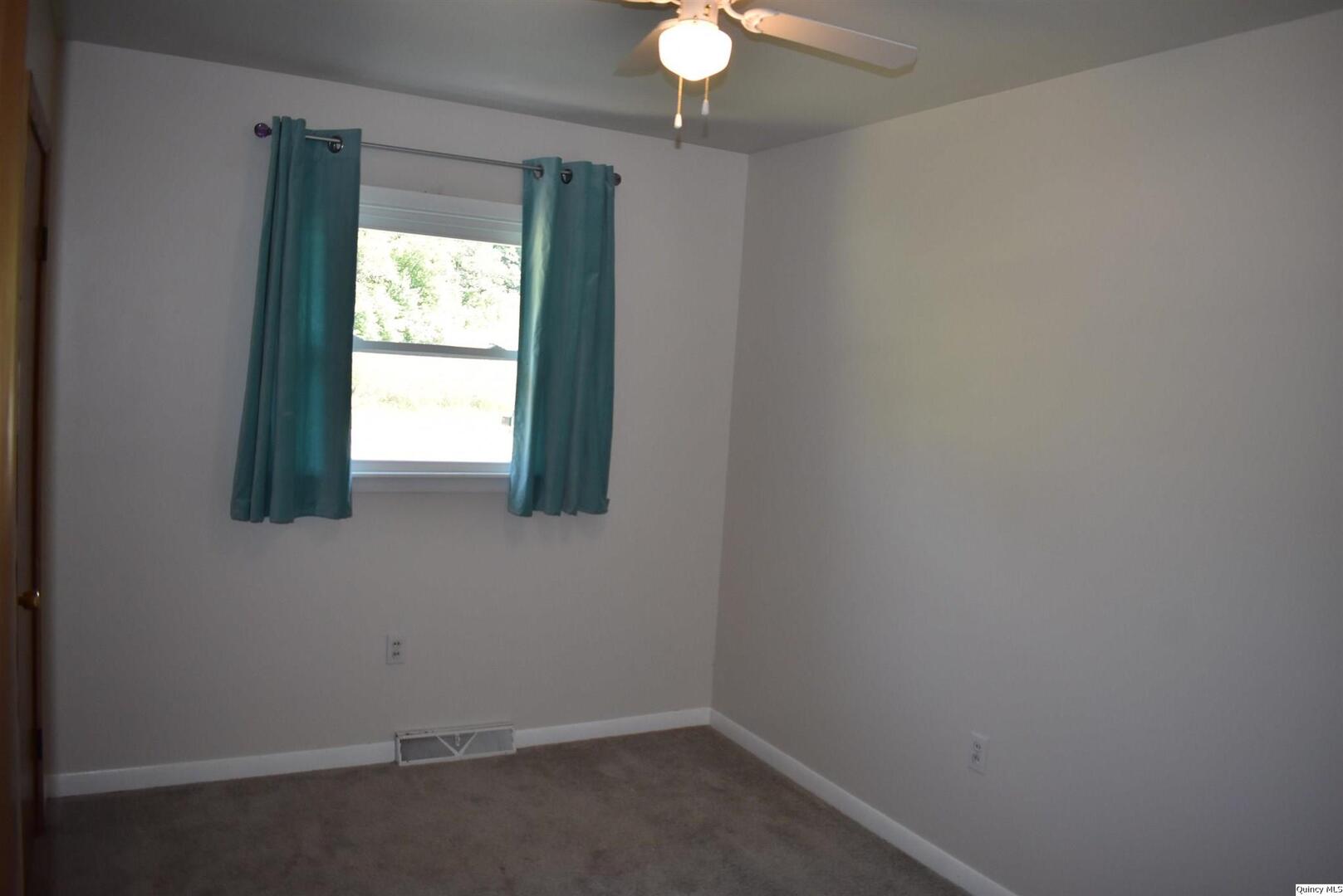 5730 Gardner Expressway Quincy, IL 62305 - Photo 15 of 17 an empty room with a window