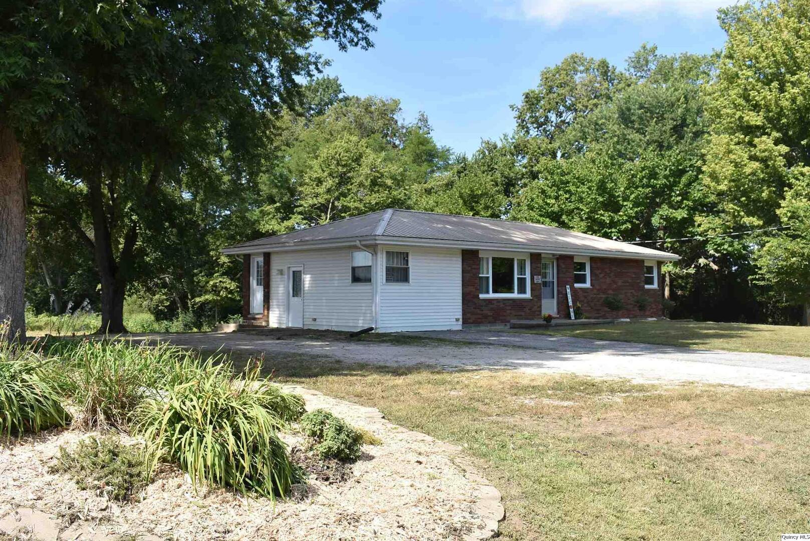 5730 Gardner Expressway Quincy, IL 62305 - Photo 2 of 17 a view of a yard in front of a house with a large tree