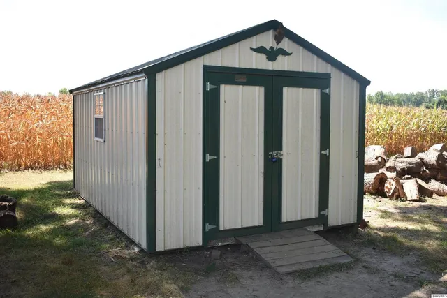 a view of a house with backyard