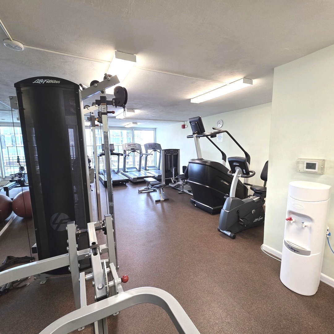 6033 North Sheridan Road, Unit 5G Chicago, IL 60660 - Photo 17 of 24 a room with gym equipment