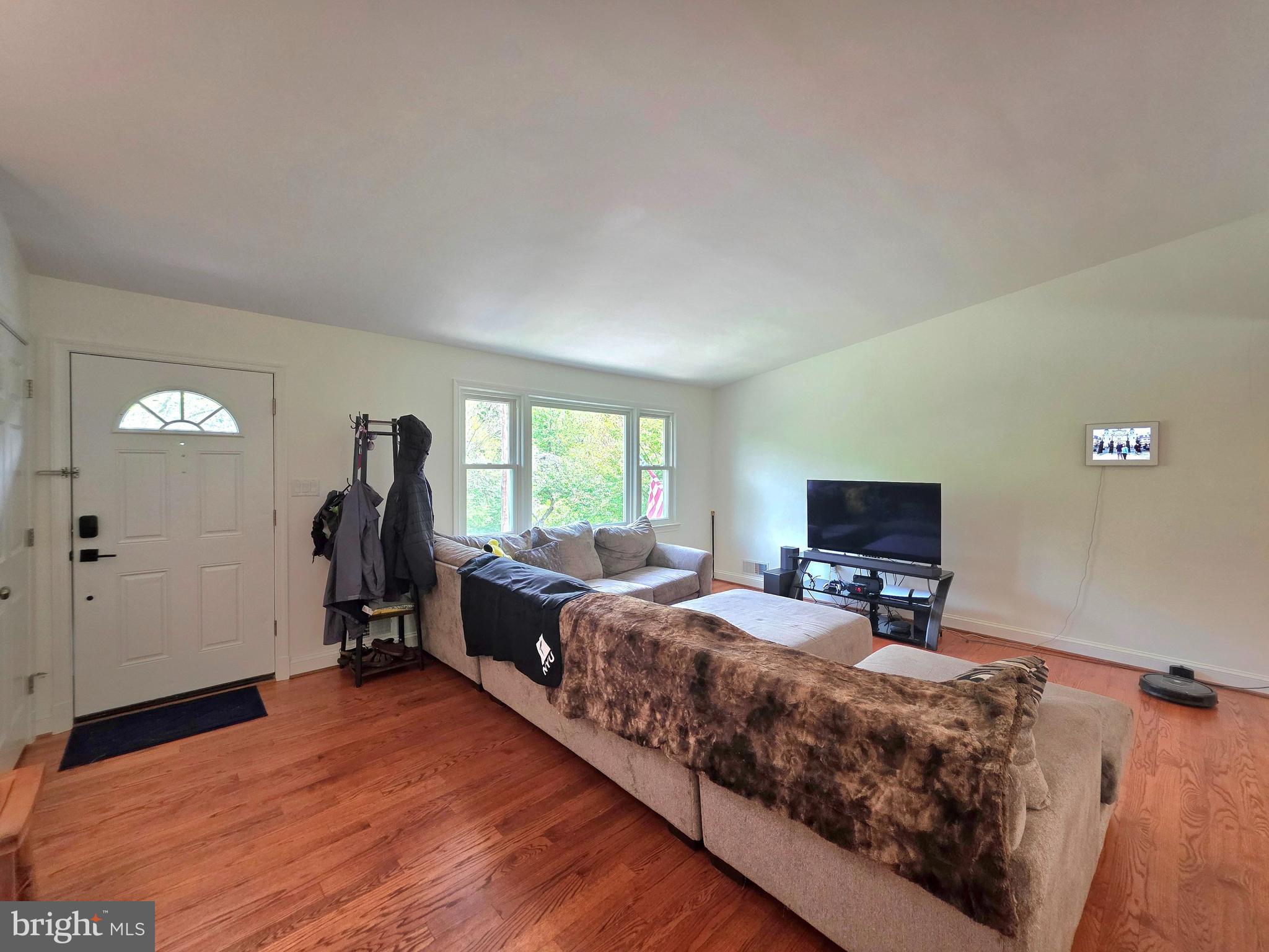 8300 Beech Tree Road Bethesda, MD 20817 - Photo 3 of 34