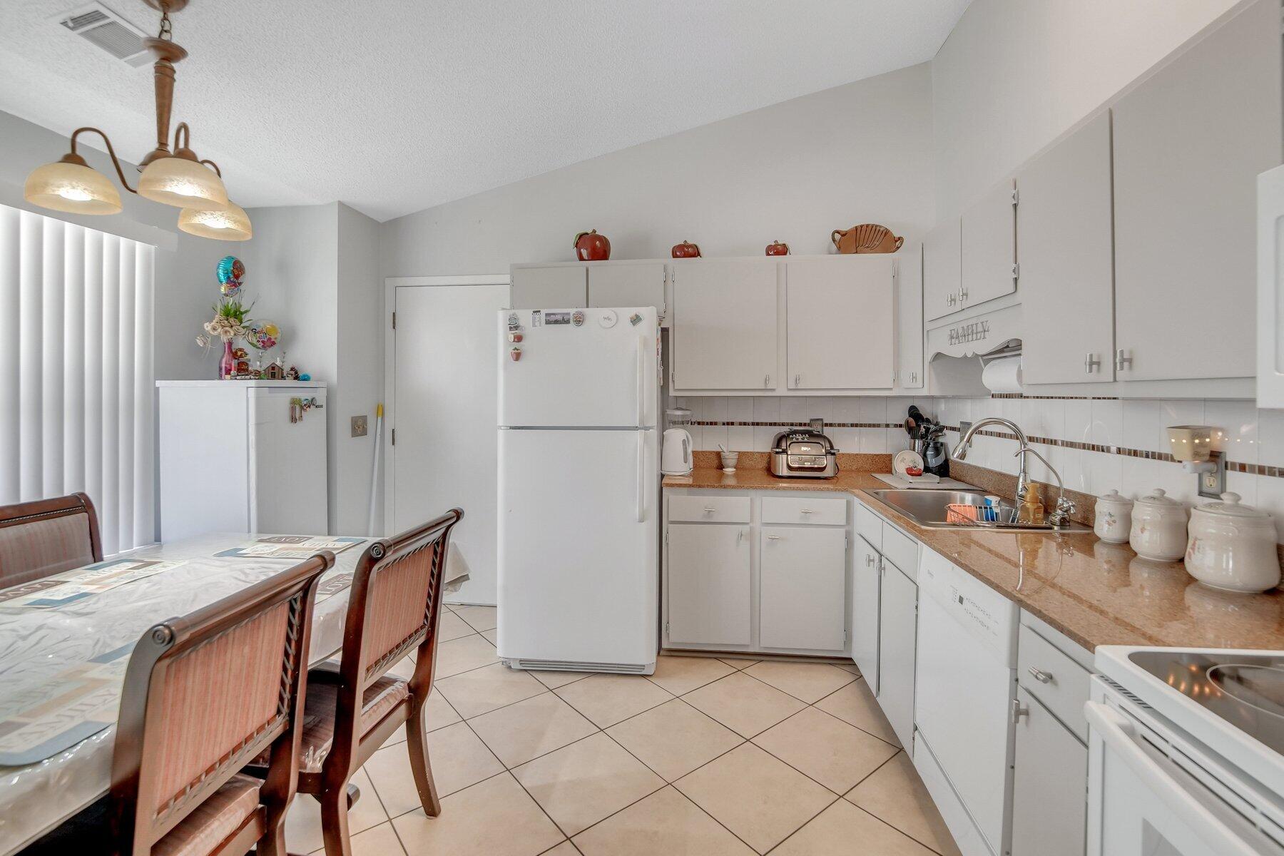 114 Cambridge Road Summerville, SC 29486 - Photo 4 of 17 A7406093.jpg-SMALL