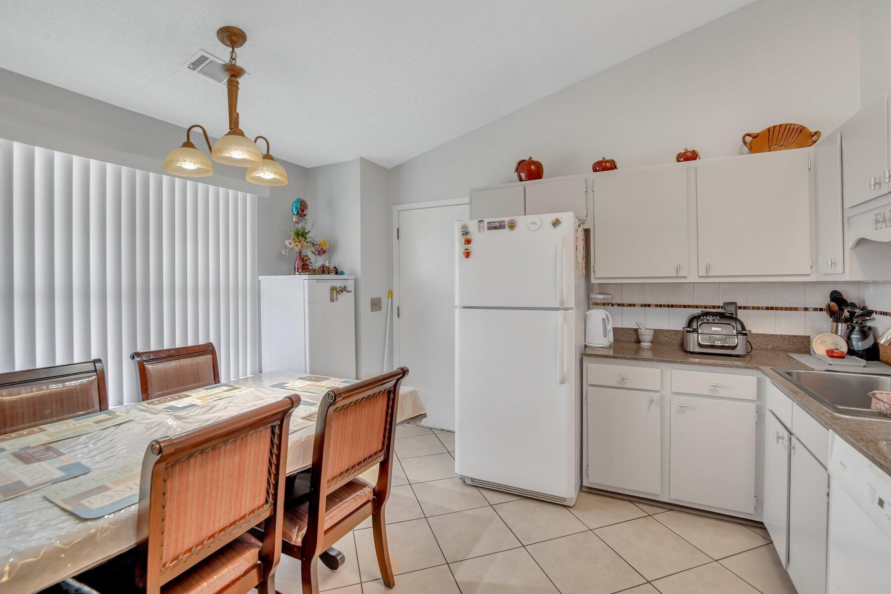 114 Cambridge Road Summerville, SC 29486 - Photo 5 of 17 A7406098.jpg-SMALL