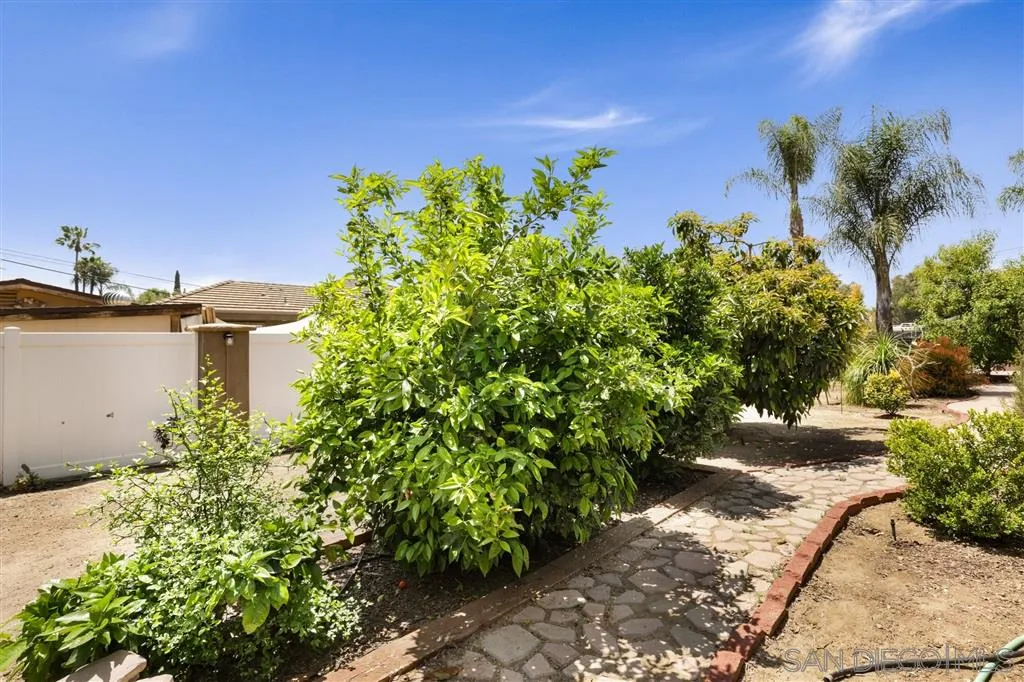 1021 Hillcrest View Lane Fallbrook, CA 92028 - Photo 2 of 24 a picture of flowers