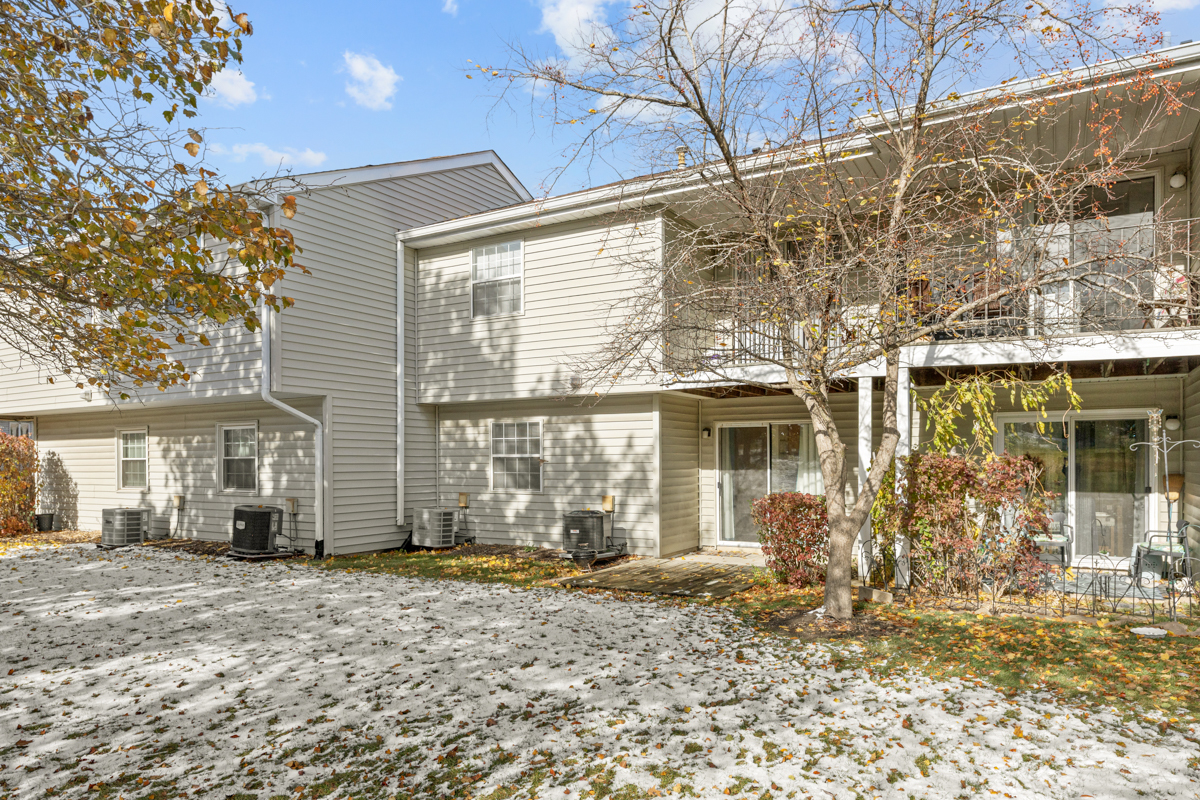 40 South Victoria Lane, Unit G Streamwood, IL 60107 - Photo 15 of 22 a view of a house with a backyard
