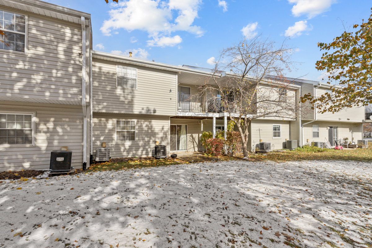 40 South Victoria Lane, Unit G Streamwood, IL 60107 - Photo 17 of 22 a view of a house with a patio