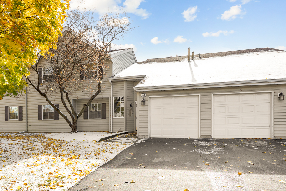 40 South Victoria Lane, Unit G Streamwood, IL 60107 - Photo 18 of 22 a view of a house with a snow