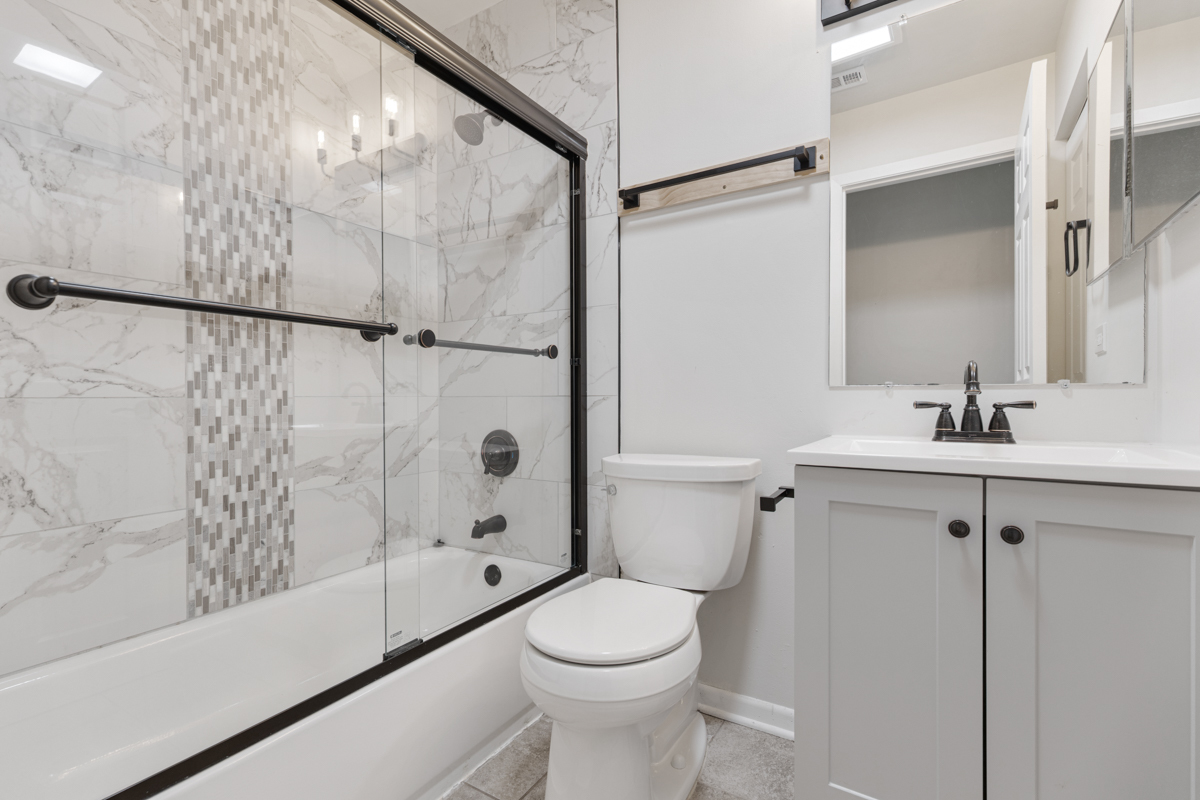 40 South Victoria Lane, Unit G Streamwood, IL 60107 - Photo 9 of 22 a bathroom with a sink toilet and shower