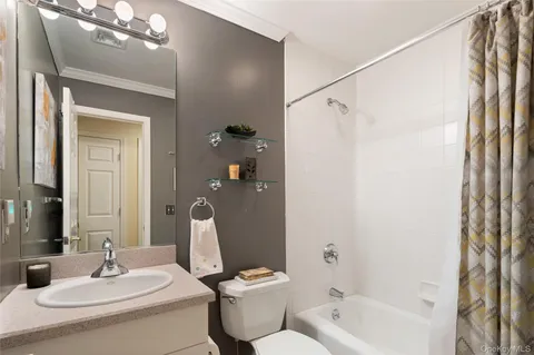 $829,000 | 401 Glenwood Drive, Unit 401, Briarcliff Manor, NY 10510